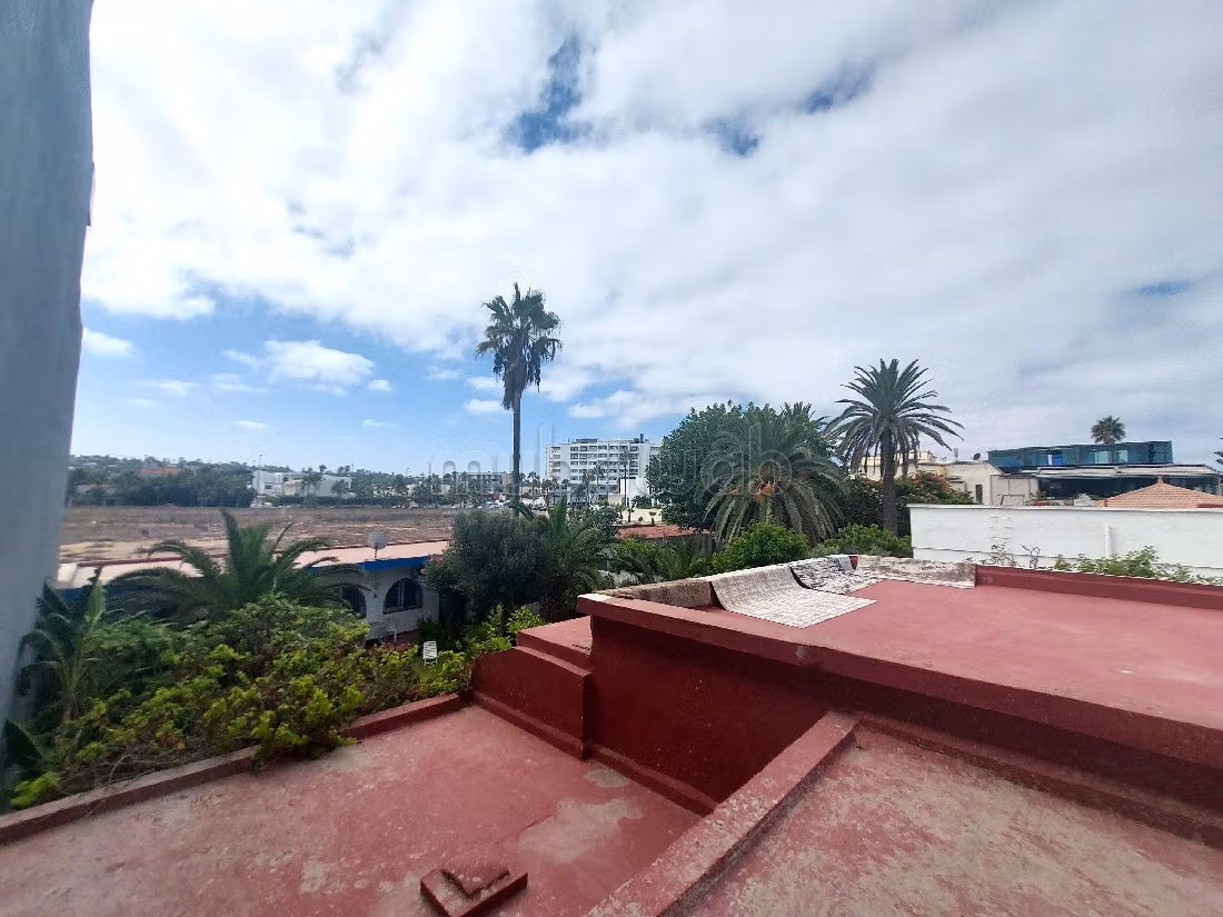 فيلا جميلة للبيع بعين الذياب. 5 غرف. باب متين ، طبق الأقمار الصناعية. 