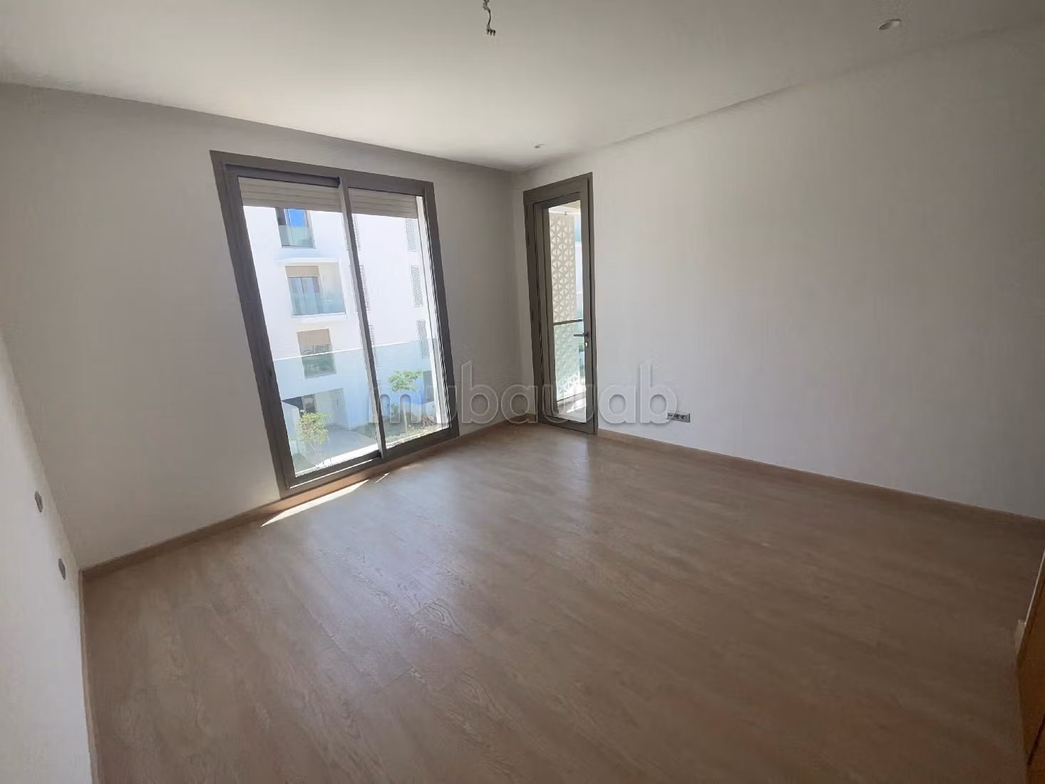 Appartementen huren in Souissi. 1 Slaapkamer. Terras en lift. 