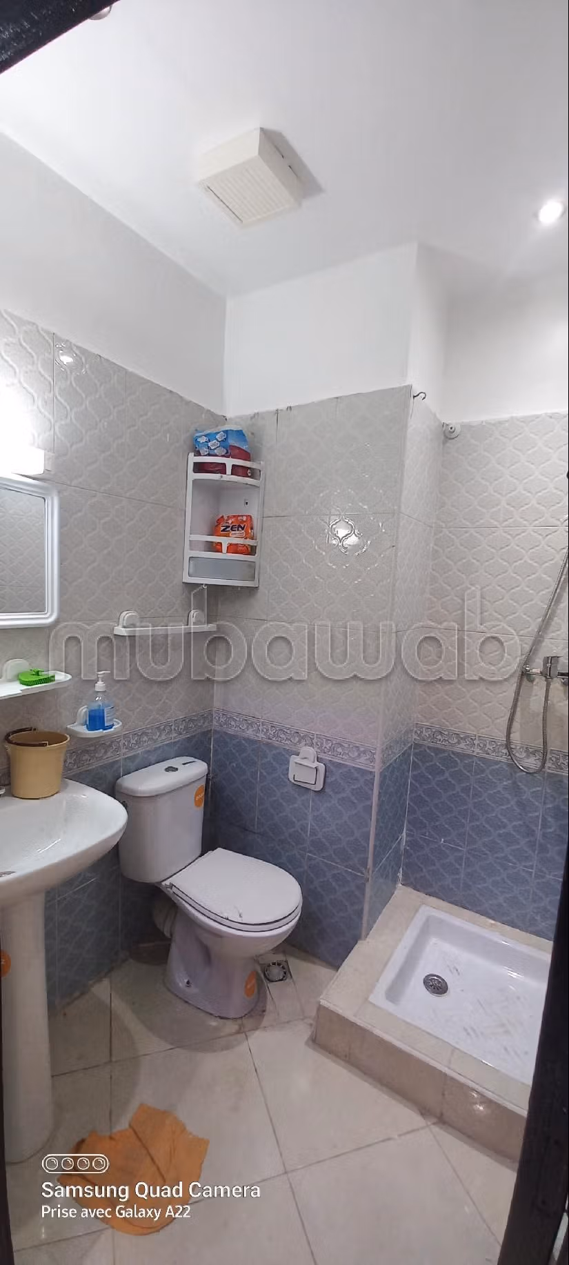 Find an apartment to buy in Lissasfa. 3 comfortable rooms. Living room with Moroccan decor, General satellite dish system