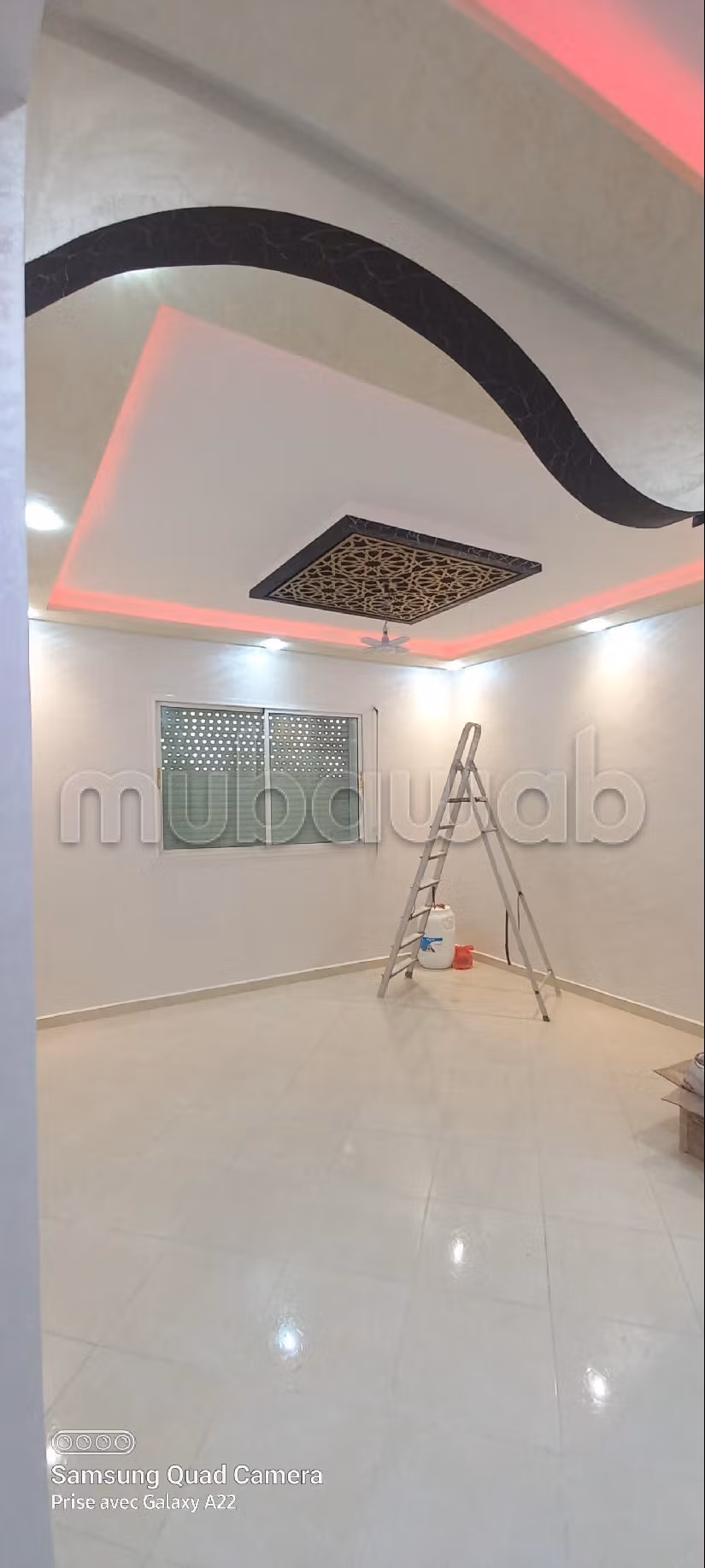 Find an apartment to buy in Lissasfa. 3 comfortable rooms. Living room with Moroccan decor, General satellite dish system