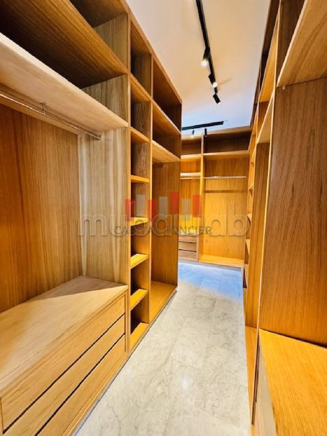 Maestosa villa in affitto a Ain Diab. 6 ampi locali. Giardino e terrazzo