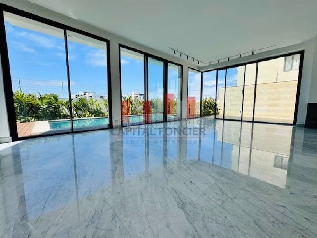 Maestosa villa in affitto a Ain Diab. 6 ampi locali. Giardino e terrazzo