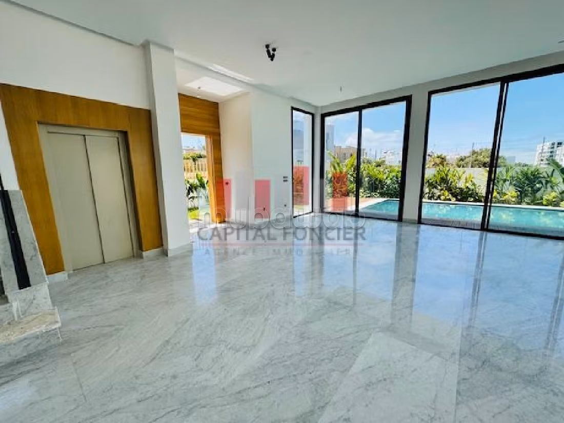 Maestosa villa in affitto a Ain Diab. 6 ampi locali. Giardino e terrazzo