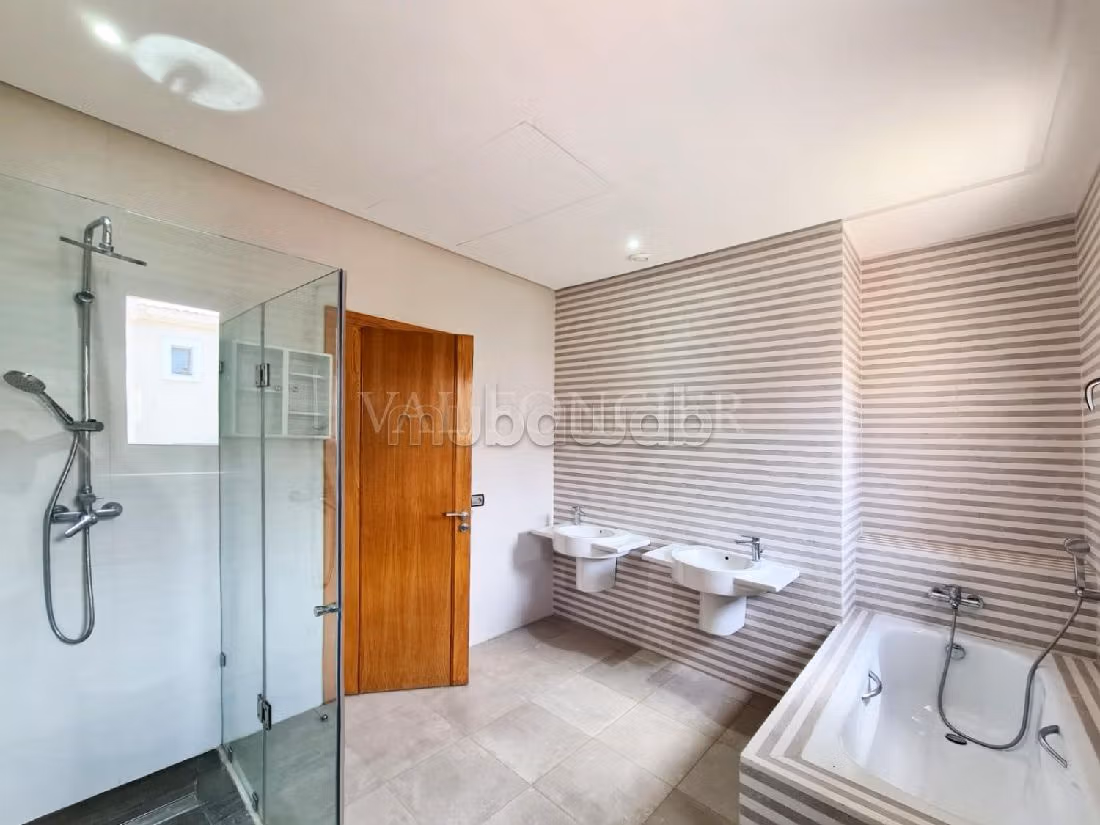 Luxury Villa for rent. 3 beautiful rooms. Carpark and garden