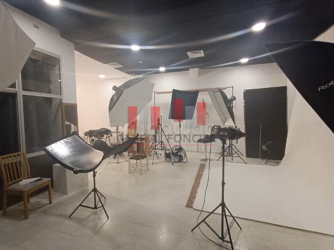 Local commercial de 140m2 à la location RACINE