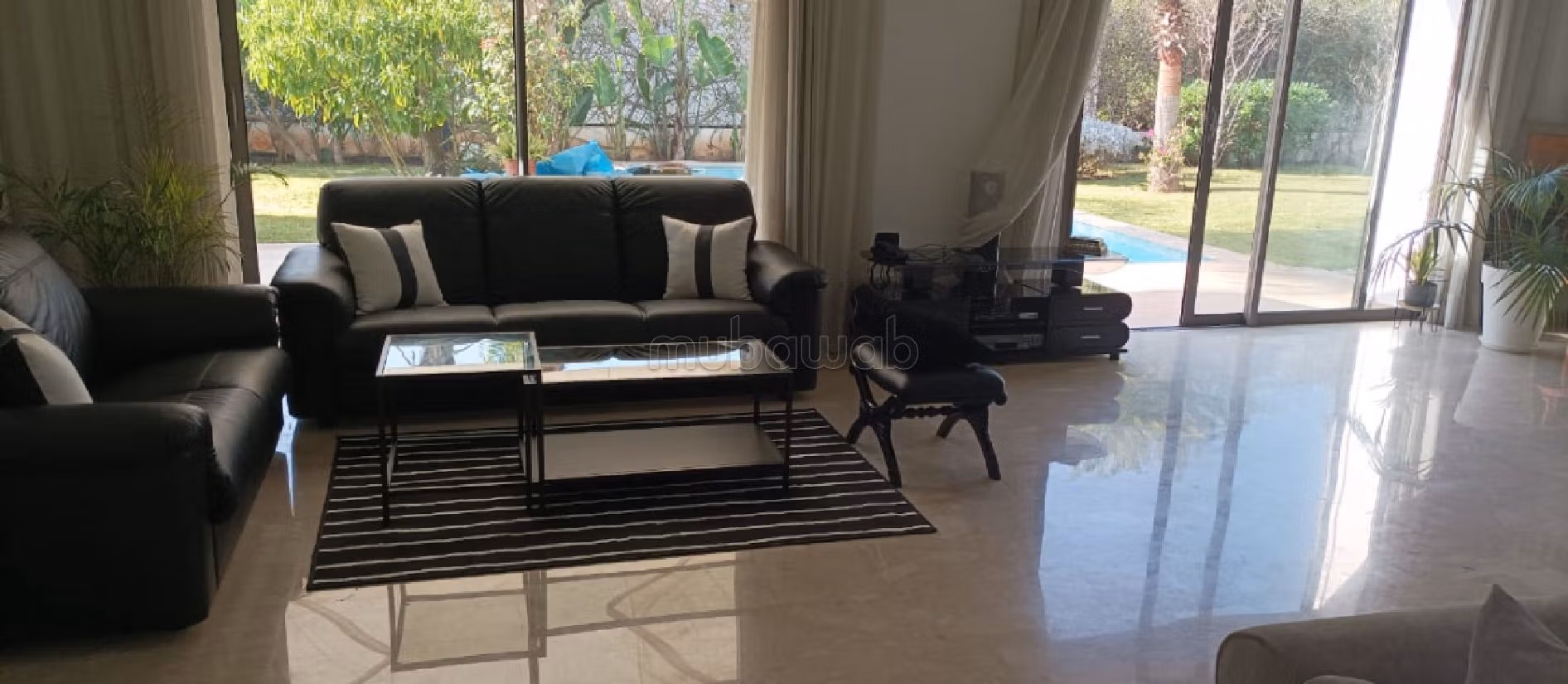 Villa plain pied à vendre à Bouskoura. Surface totale 840 m². Jardin et piscine