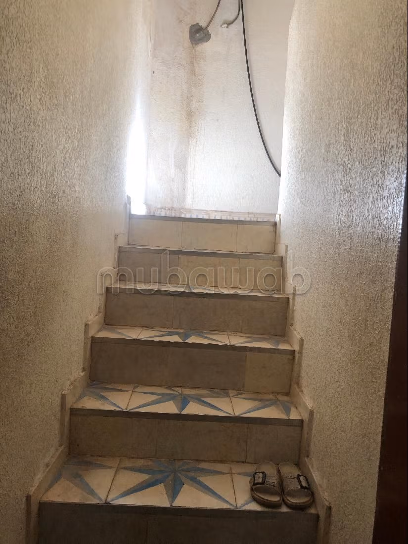 Maison à vendre à Iziki.
9 chambres agréables.
Meublé