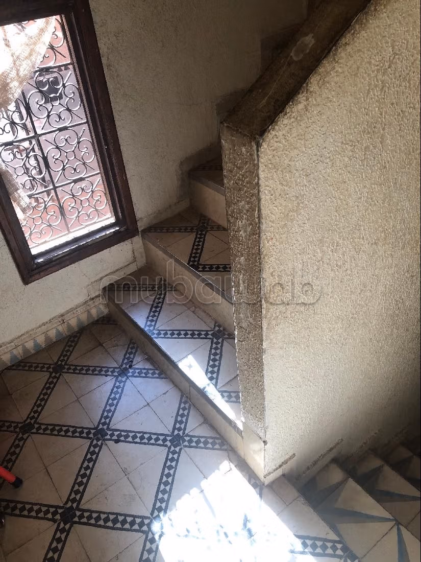 Maison à vendre à Iziki.
9 chambres agréables.
Meublé