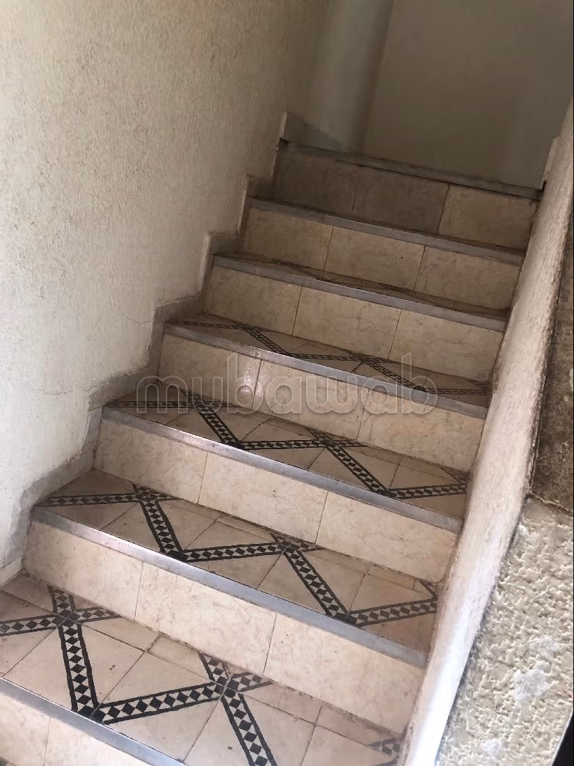 Maison à vendre à Iziki.
9 chambres agréables.
Meublé