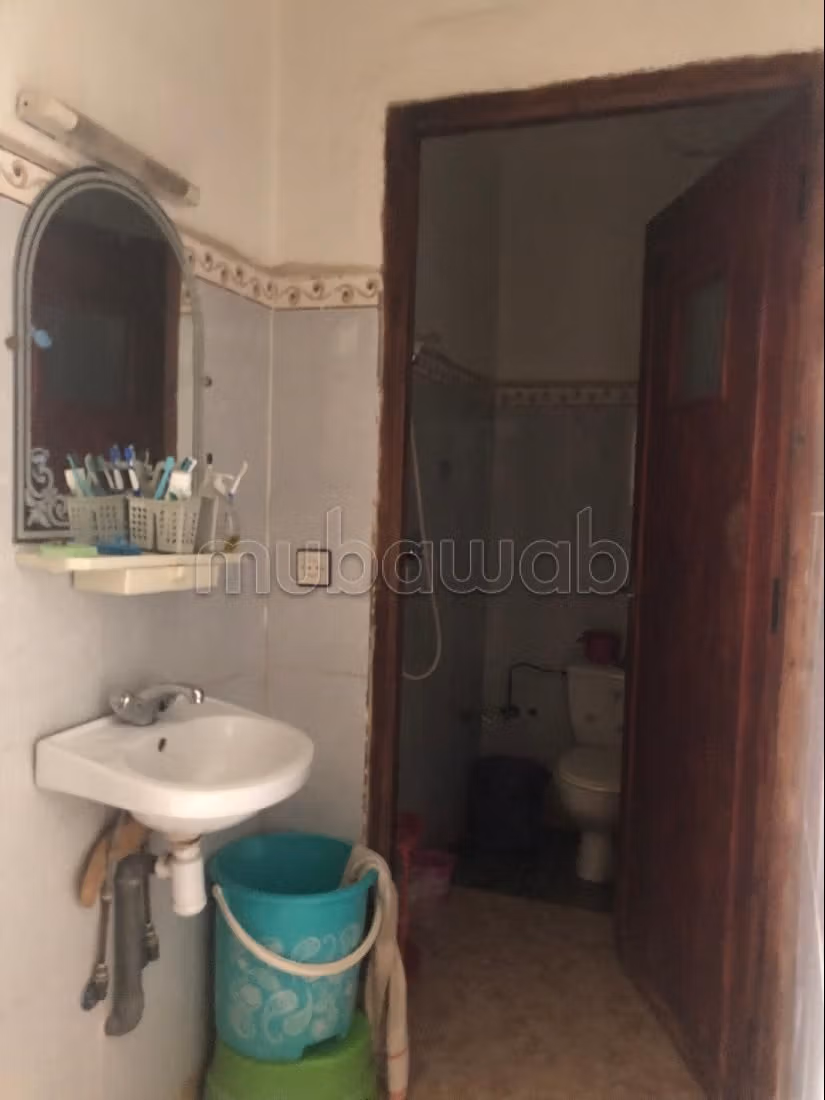 Maison à vendre à Iziki.
9 chambres agréables.
Meublé