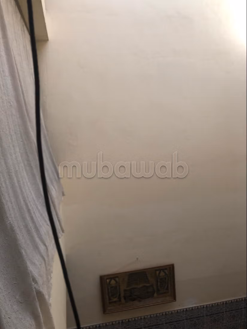 Maison à vendre à Iziki.
9 chambres agréables.
Meublé