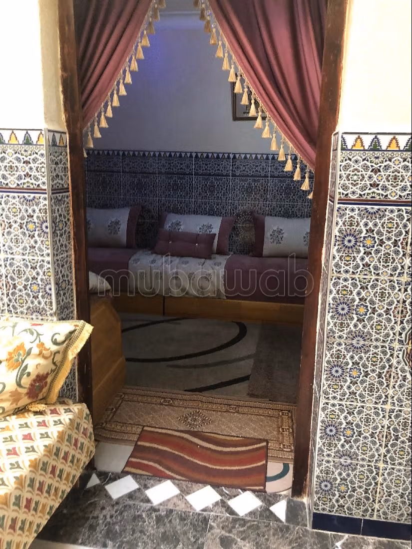 Maison à vendre à Iziki.
9 chambres agréables.
Meublé