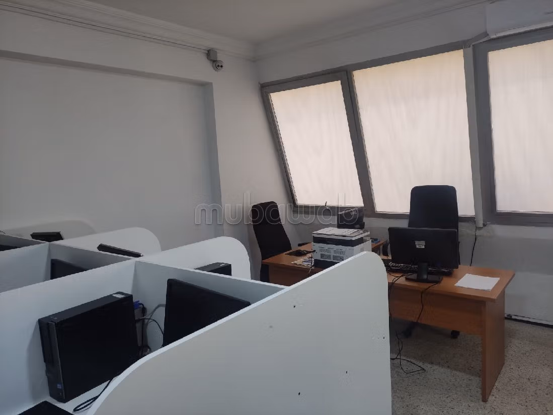 عقارت تجارية للكراء بالمعاريف. المساحة الكلية 140 م²