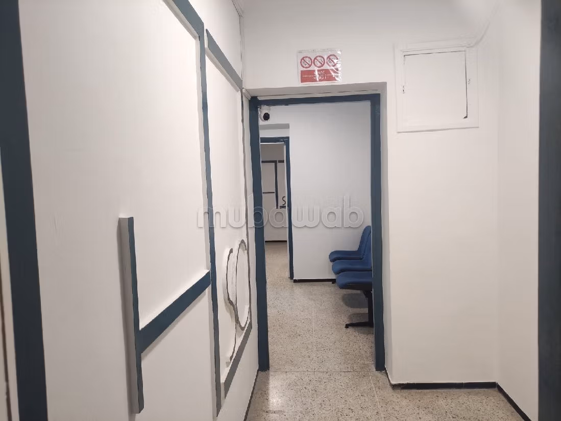 عقارت تجارية للكراء بالمعاريف. المساحة الكلية 140 م²