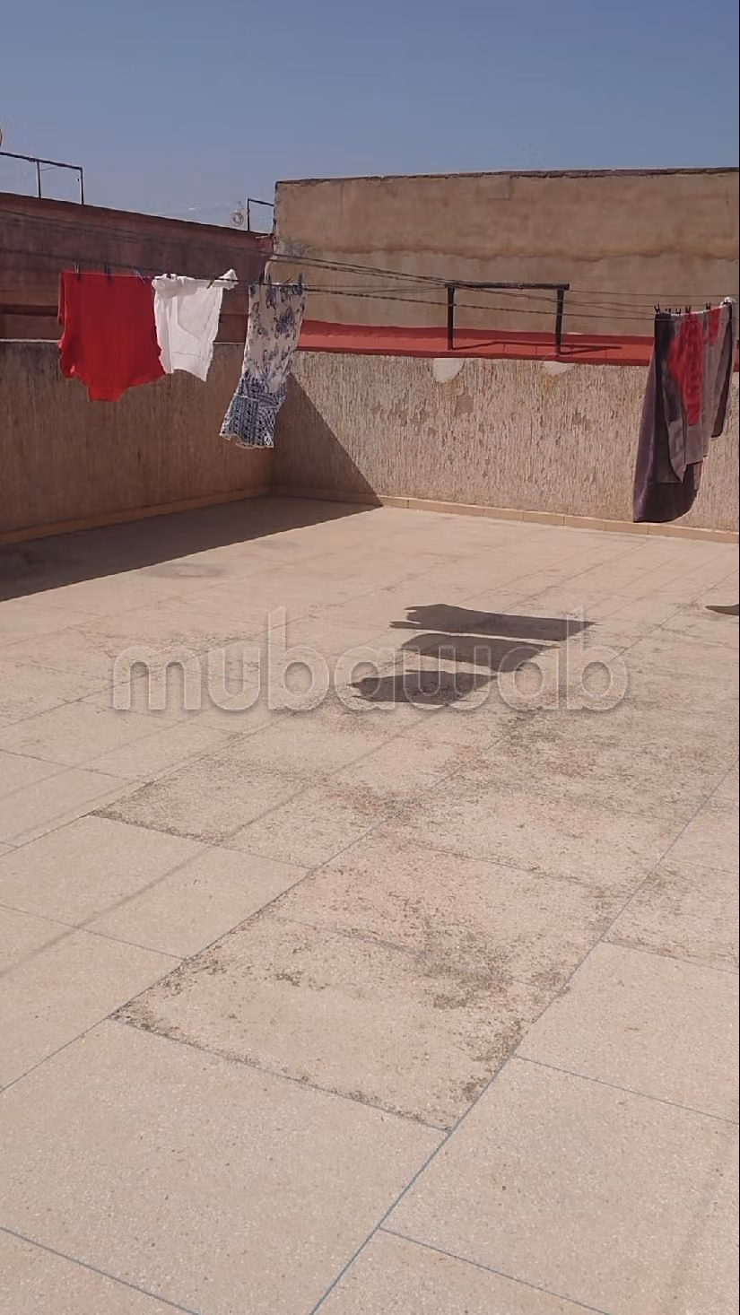 Appartement à l'achat à Bir Rami Est. 3 grandes pièces. Antenne parabolique et Porte blindée