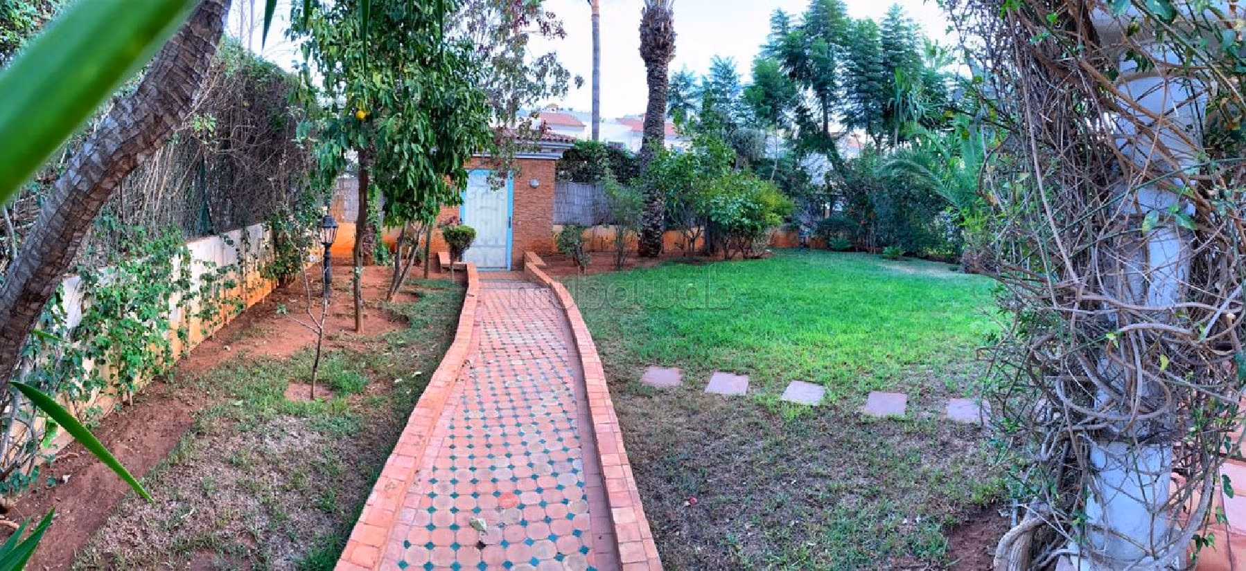 Splendid villa for sale in Californie. Small area 450 m². Green area, Balcony.