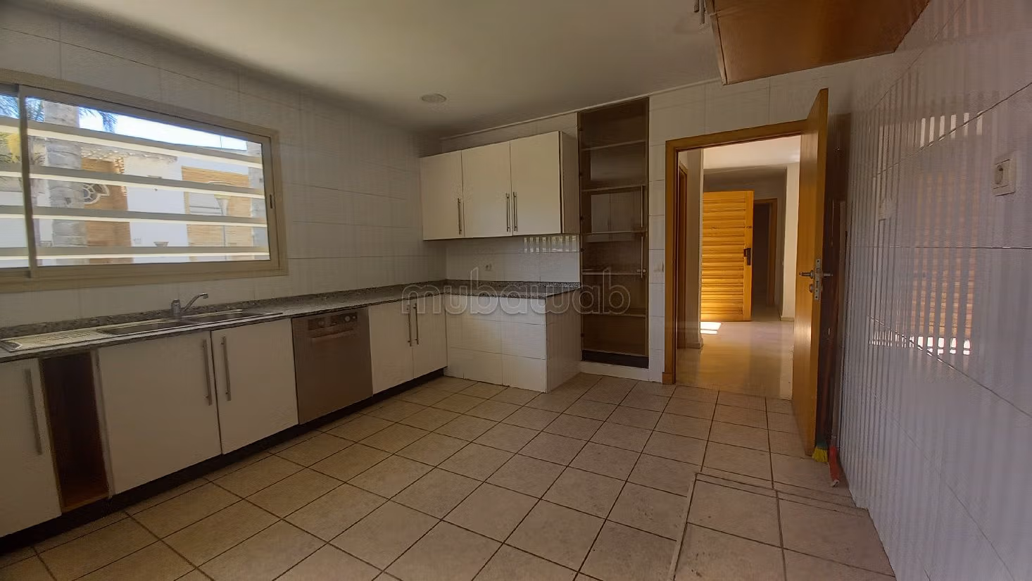 Straordinaria villa in affitto a Californie. 8 ampi locali. Piscina e condizionatore.