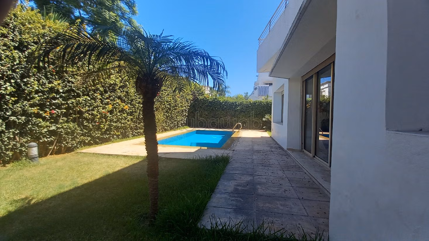 Straordinaria villa in affitto a Californie. 8 ampi locali. Piscina e condizionatore.