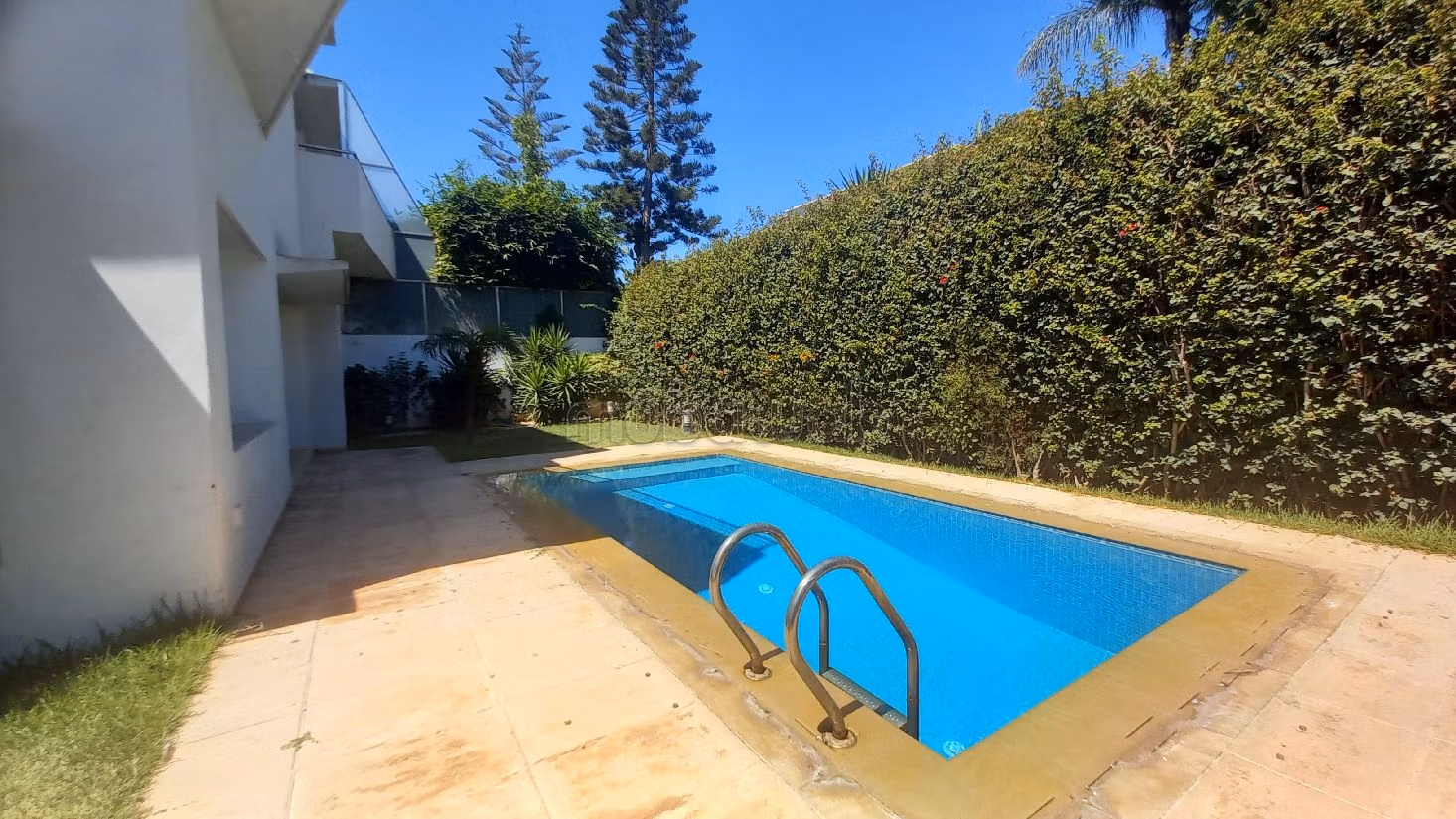 Straordinaria villa in affitto a Californie. 8 ampi locali. Piscina e condizionatore.