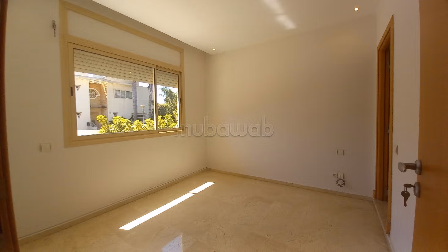 Straordinaria villa in affitto a Californie. 8 ampi locali. Piscina e condizionatore.