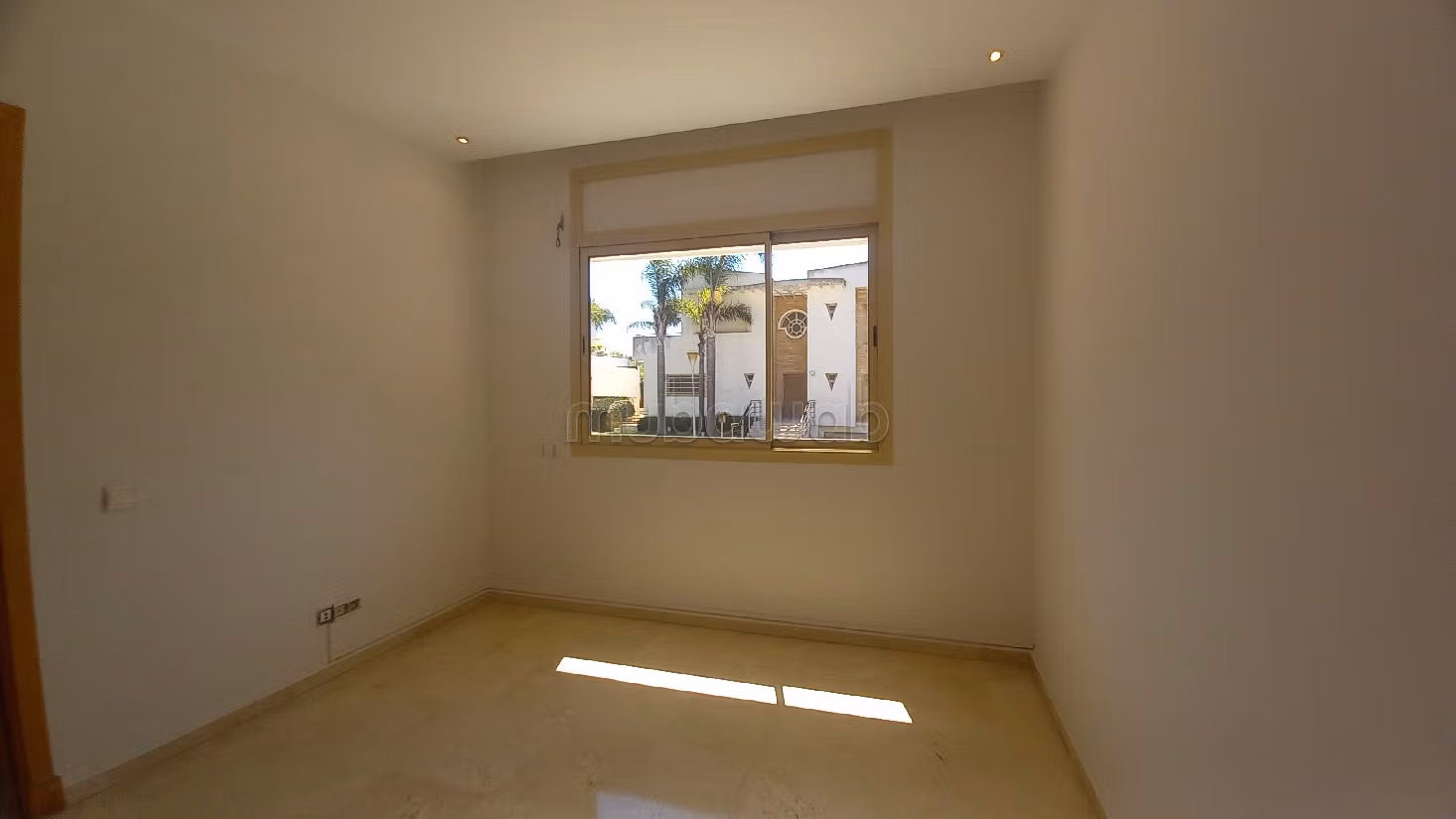 Straordinaria villa in affitto a Californie. 8 ampi locali. Piscina e condizionatore.