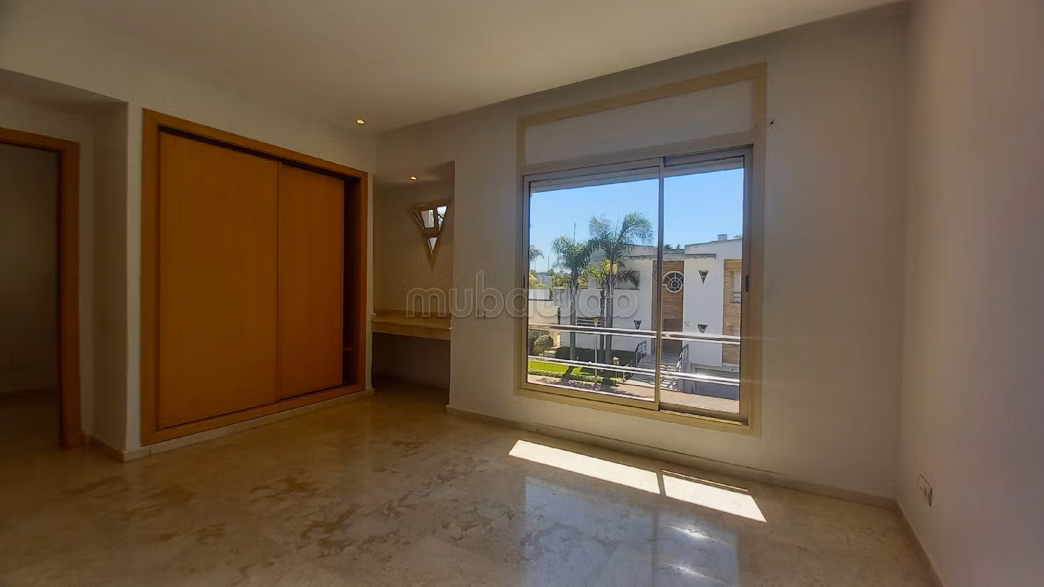 Straordinaria villa in affitto a Californie. 8 ampi locali. Piscina e condizionatore.