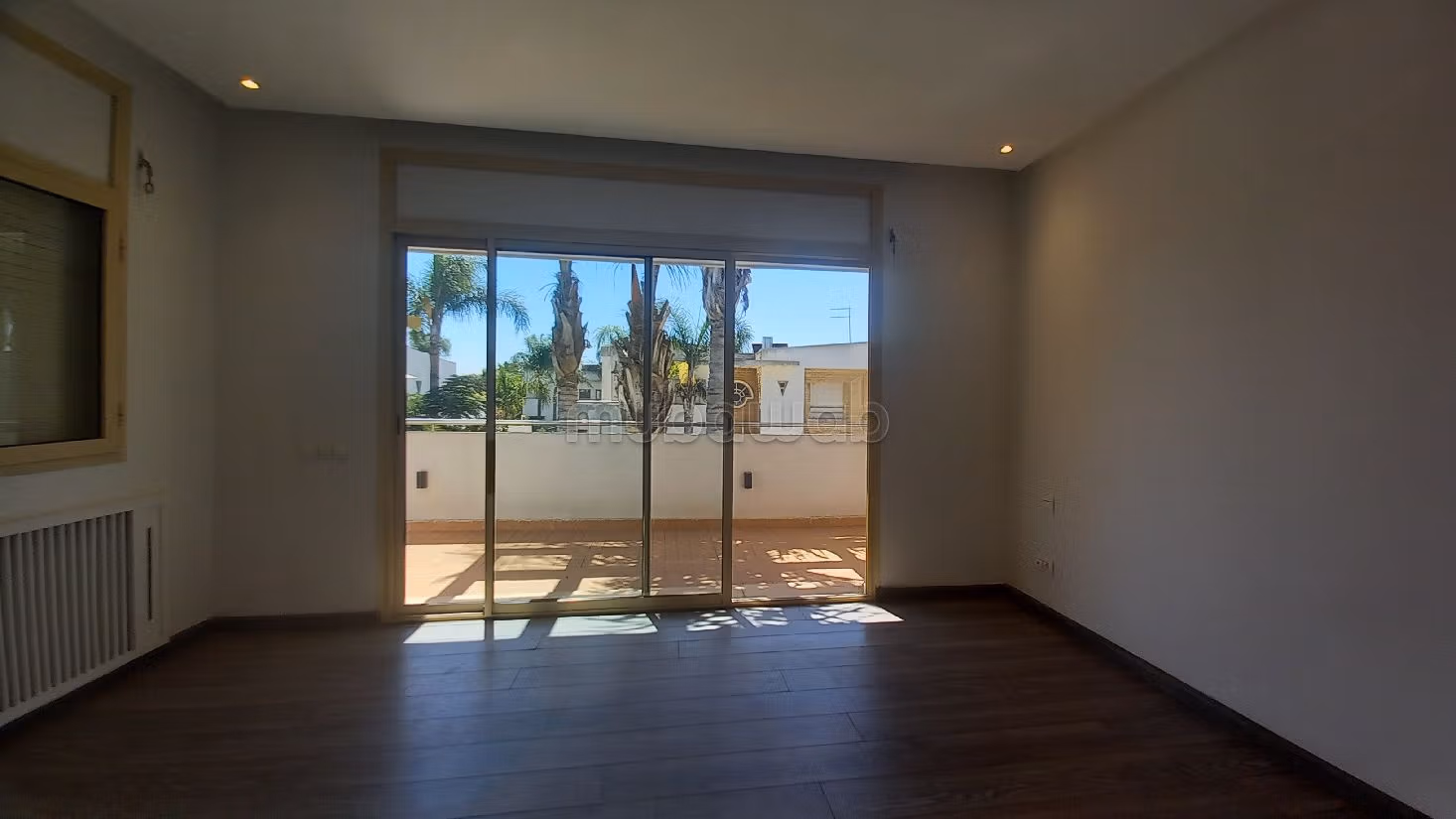 Straordinaria villa in affitto a Californie. 8 ampi locali. Piscina e condizionatore.