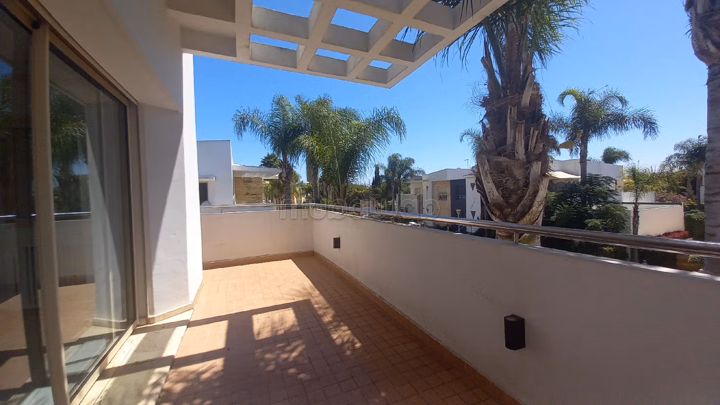 Straordinaria villa in affitto a Californie. 8 ampi locali. Piscina e condizionatore.