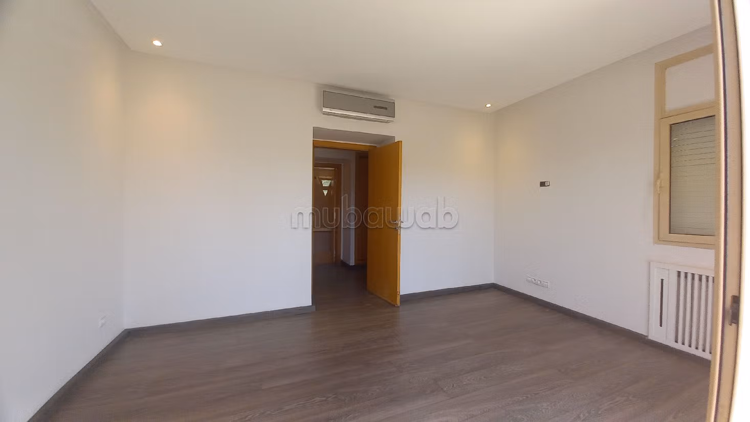 Straordinaria villa in affitto a Californie. 8 ampi locali. Piscina e condizionatore.