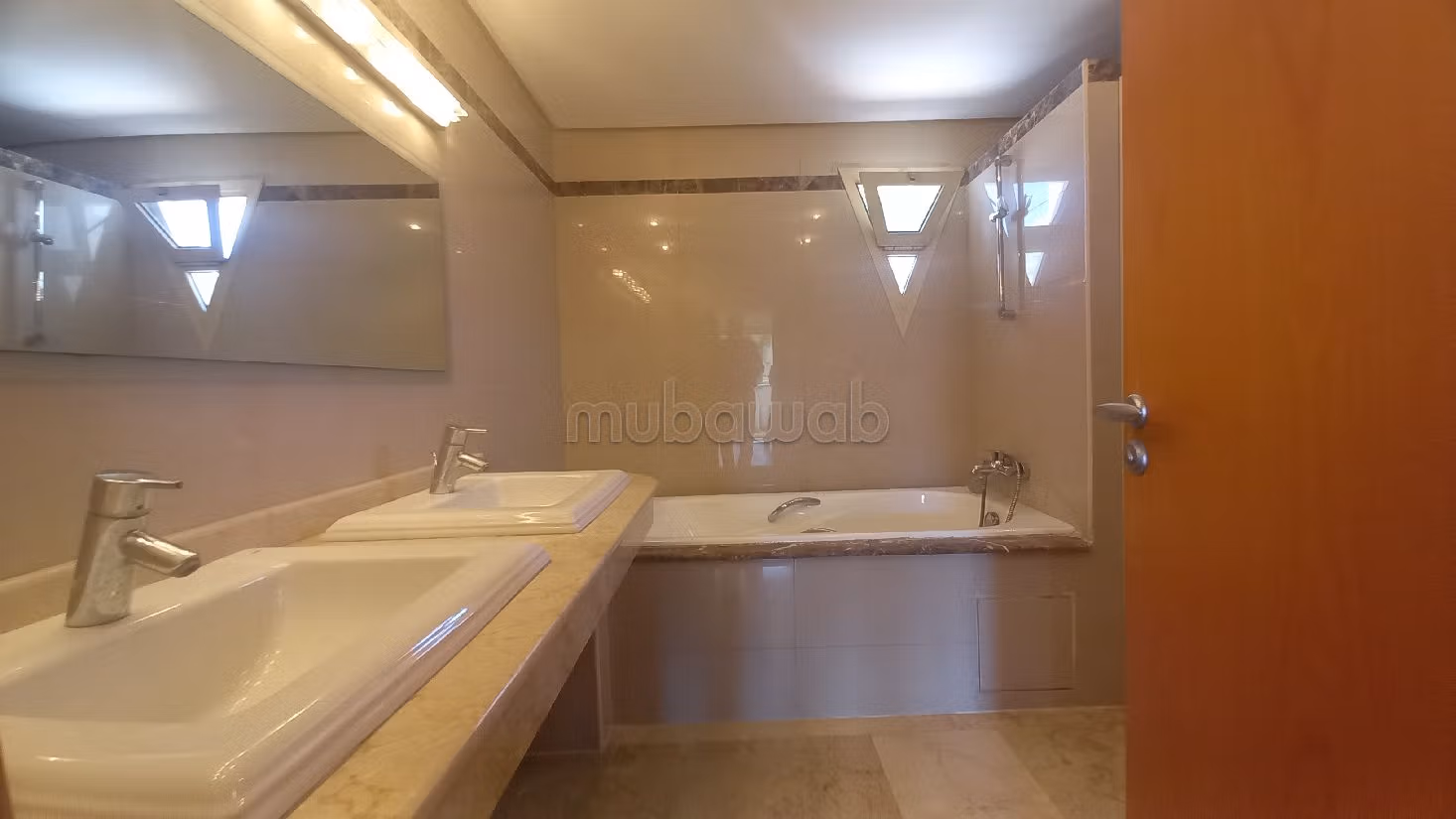 Straordinaria villa in affitto a Californie. 8 ampi locali. Piscina e condizionatore.