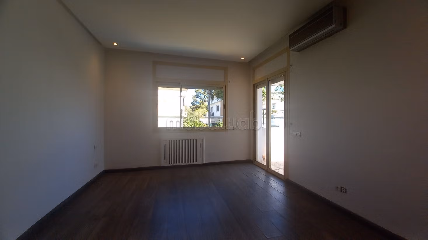 Straordinaria villa in affitto a Californie. 8 ampi locali. Piscina e condizionatore.