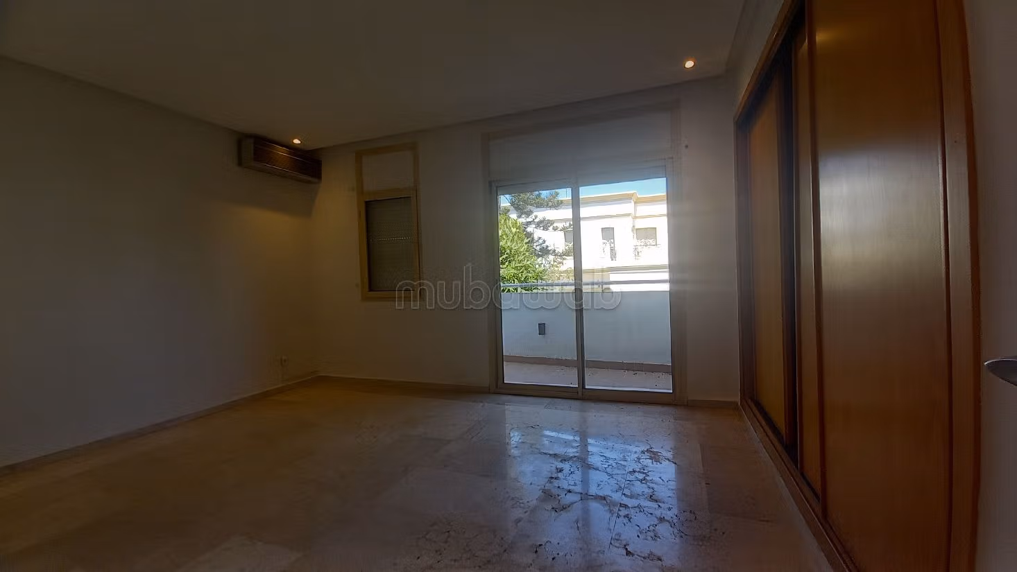 Straordinaria villa in affitto a Californie. 8 ampi locali. Piscina e condizionatore.