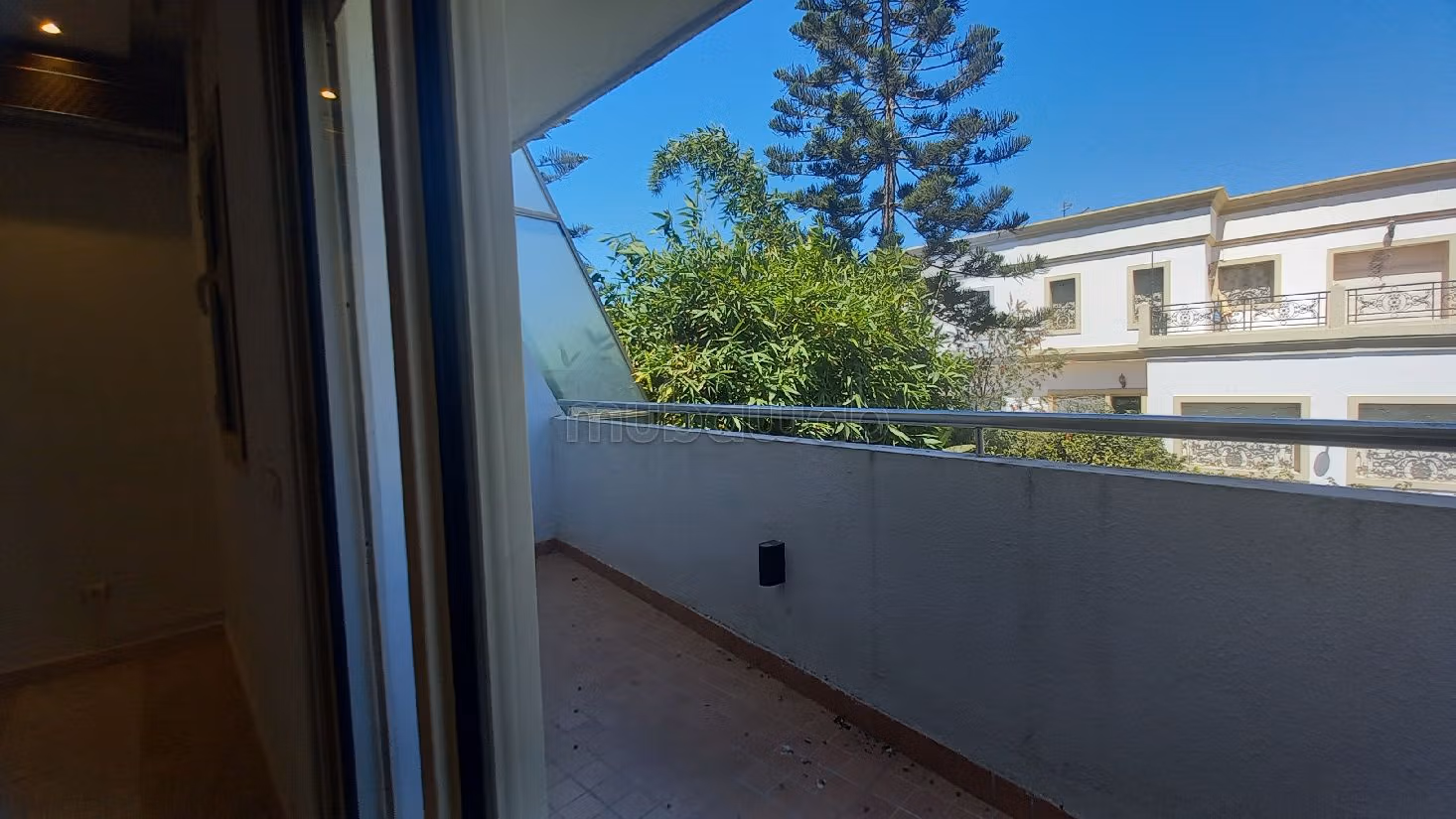 Straordinaria villa in affitto a Californie. 8 ampi locali. Piscina e condizionatore.