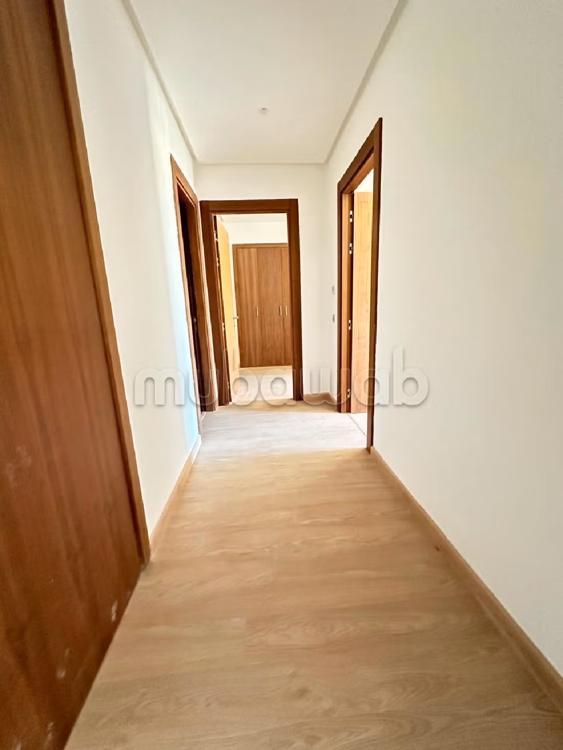 Piso en alquiler en Souissi. 4 habitaciones confortables. Sistema de antena parabólica y residencia segura. 