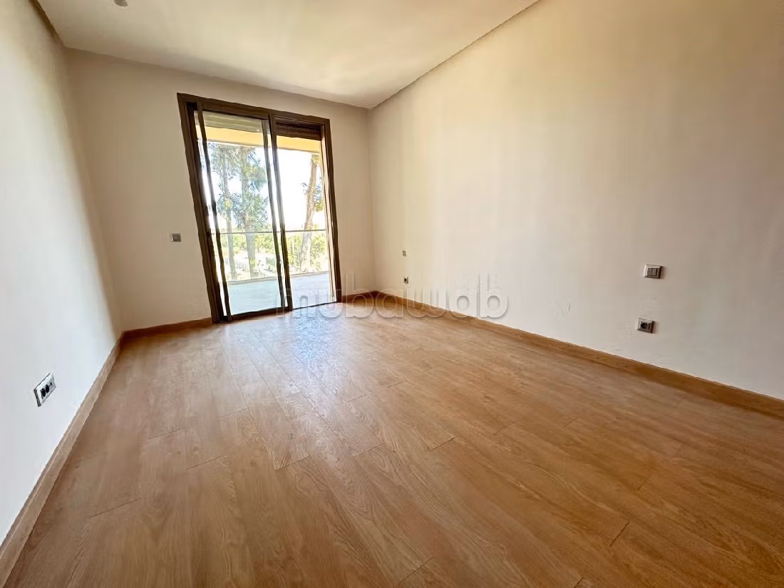 Piso en alquiler en Souissi. 4 habitaciones confortables. Sistema de antena parabólica y residencia segura. 