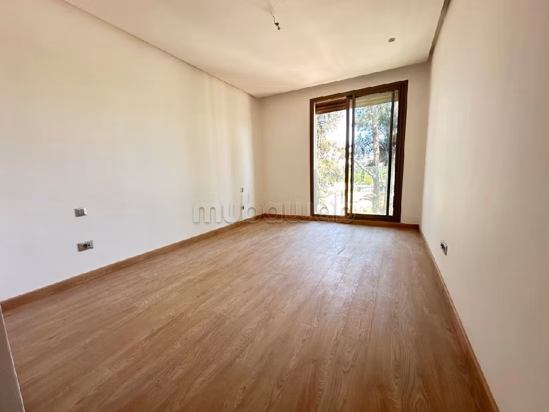 Piso en alquiler en Souissi. 4 habitaciones confortables. Sistema de antena parabólica y residencia segura. 