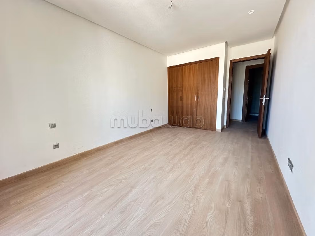 Piso en alquiler en Souissi. 4 habitaciones confortables. Sistema de antena parabólica y residencia segura. 