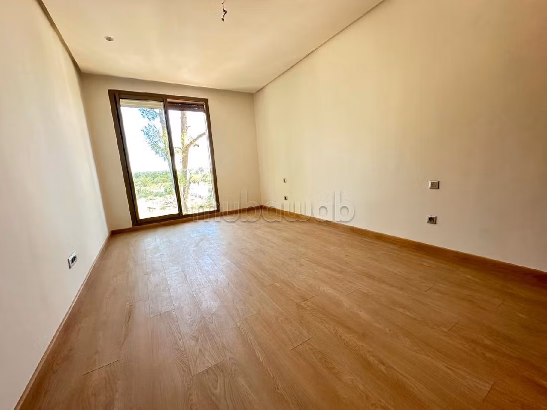 Piso en alquiler en Souissi. 4 habitaciones confortables. Sistema de antena parabólica y residencia segura. 