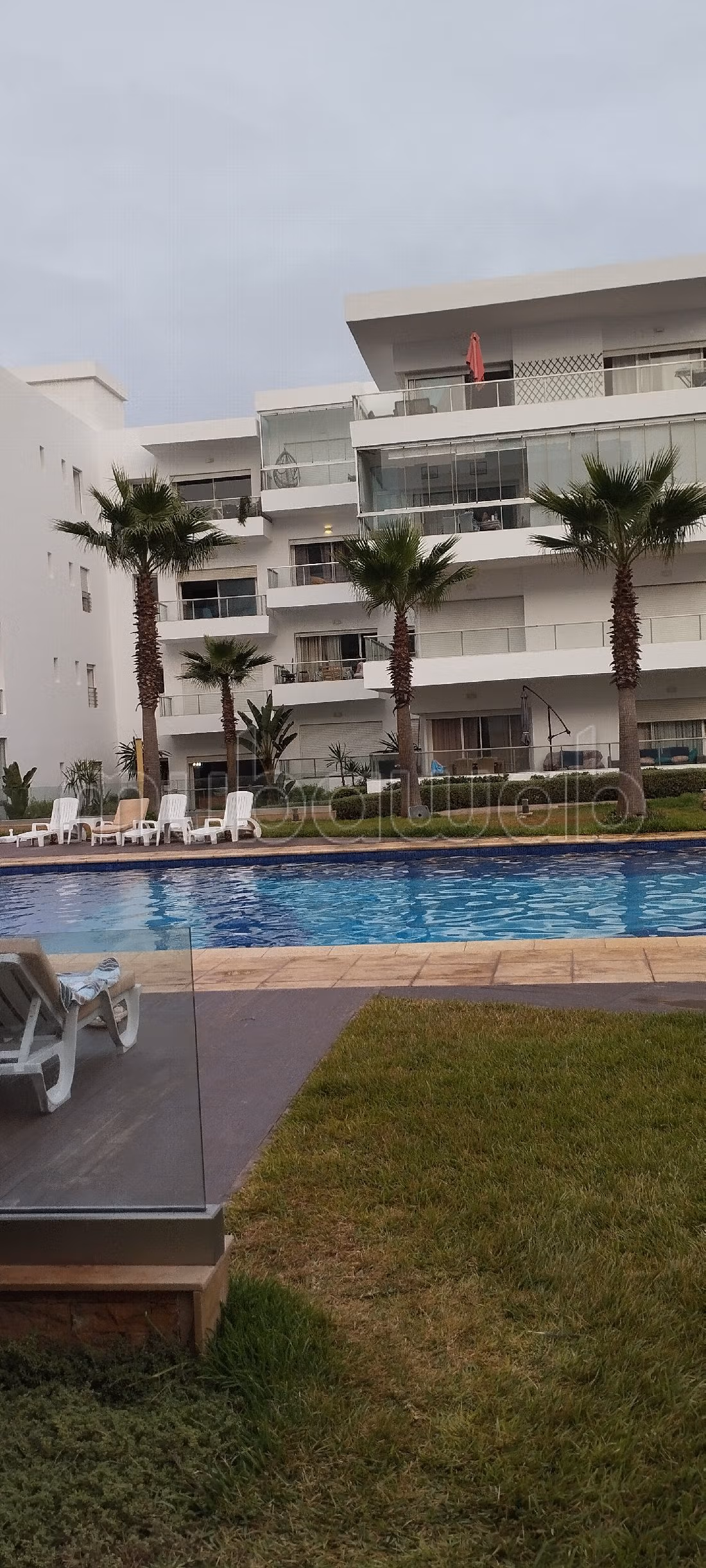 Location saisonnière à Dar Bouazza. Surface totale 170 m². Places de parking et terrasse