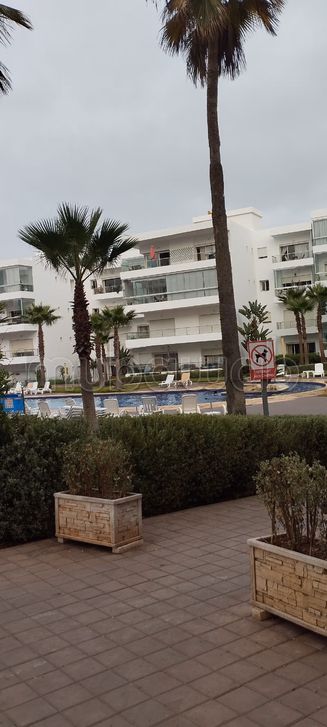 Location saisonnière à Dar Bouazza. Surface totale 170 m². Places de parking et terrasse