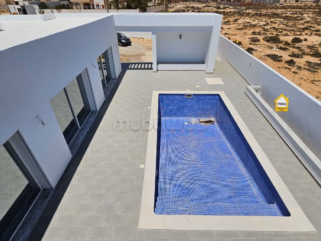 Eccezionale villa in vendita a Djerba. 3 belle camere da letto. Terrazzo e garage. 
