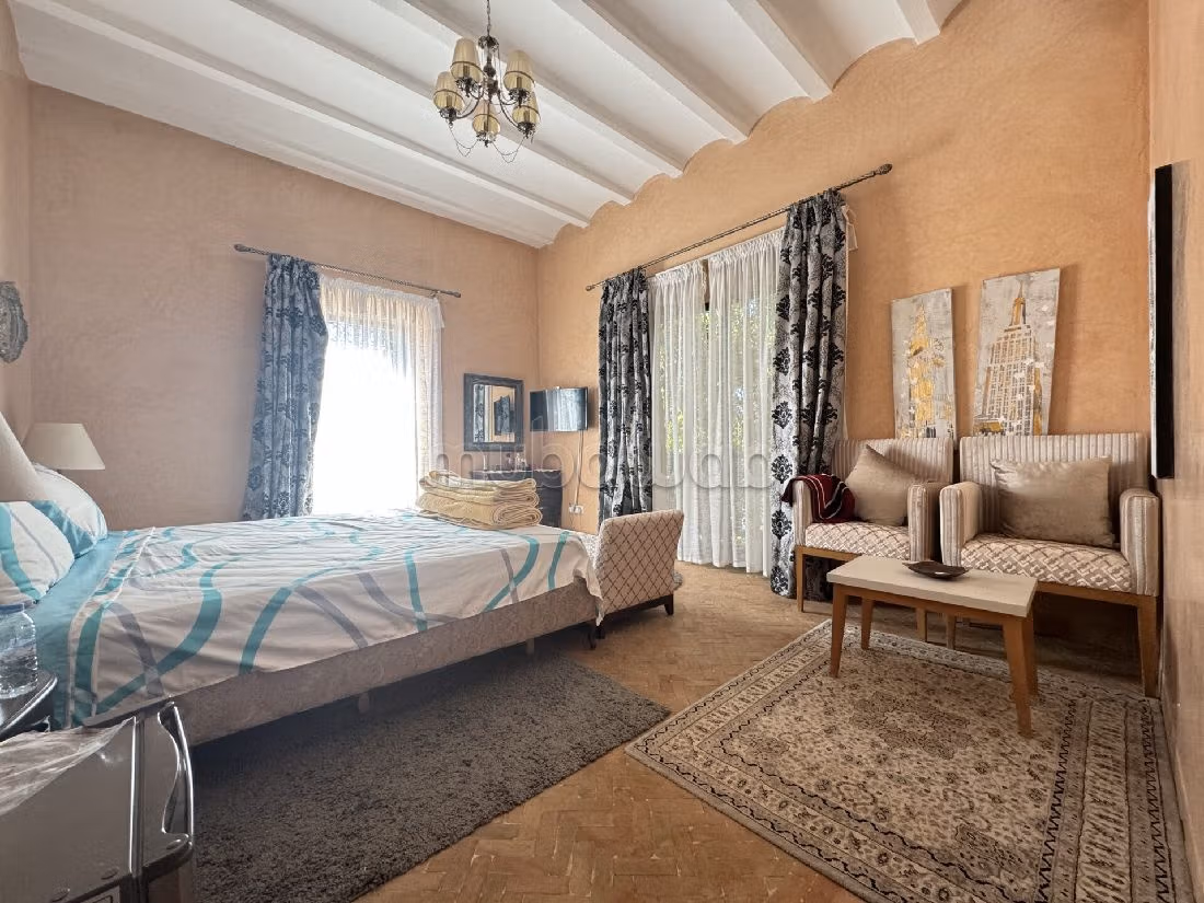 Magnifica villa in vendita a Amelkis. Superficie 450 m². Piscina e camino. 