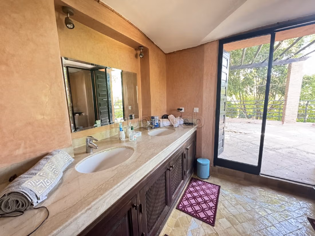 Magnifica villa in vendita a Amelkis. Superficie 450 m². Piscina e camino. 