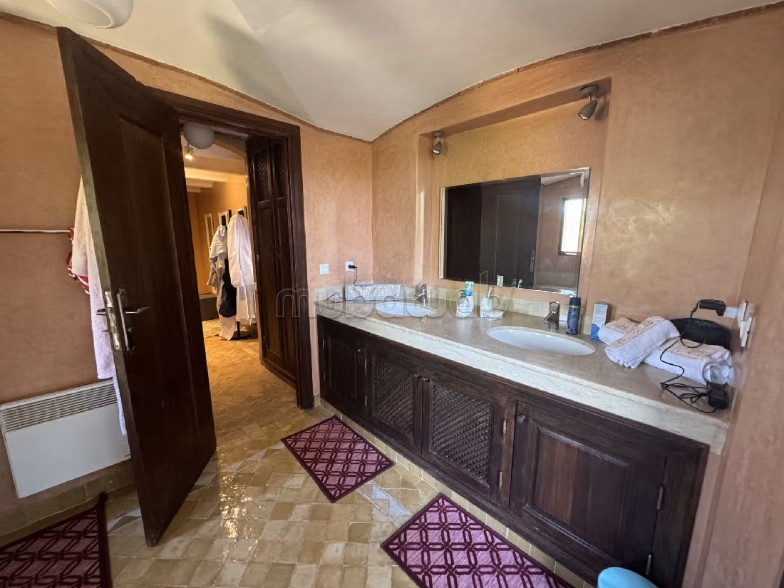 Magnifica villa in vendita a Amelkis. Superficie 450 m². Piscina e camino. 