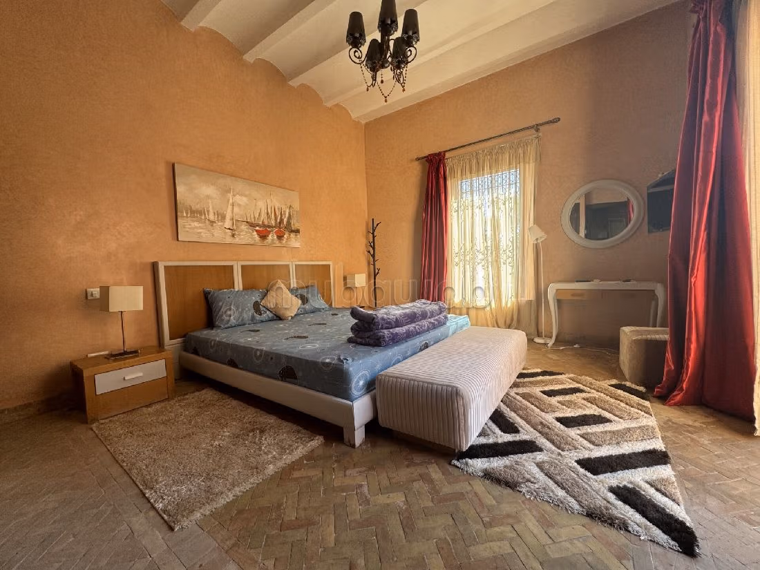 Magnifica villa in vendita a Amelkis. Superficie 450 m². Piscina e camino. 