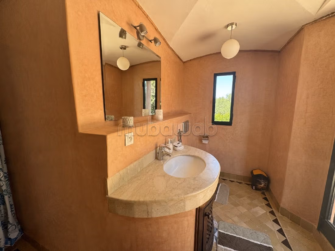 Magnifica villa in vendita a Amelkis. Superficie 450 m². Piscina e camino. 