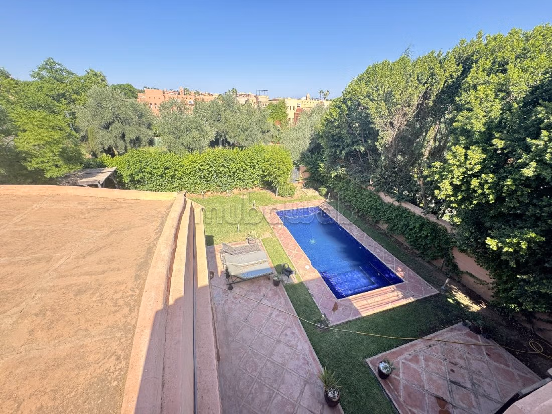 Magnifica villa in vendita a Amelkis. Superficie 450 m². Piscina e camino. 