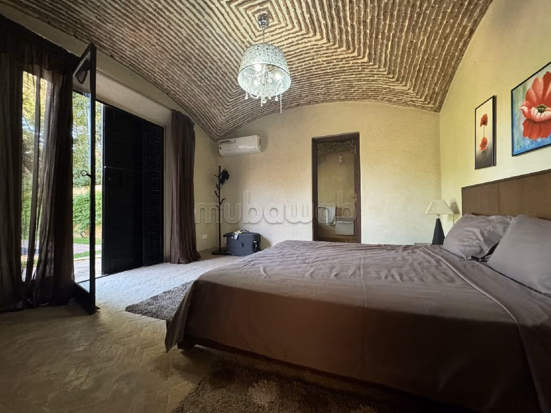 Magnifica villa in vendita a Amelkis. Superficie 450 m². Piscina e camino. 