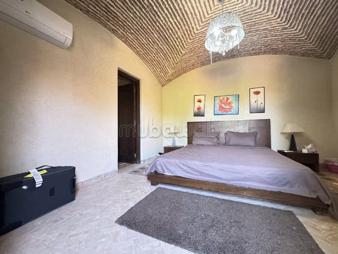 Magnifica villa in vendita a Amelkis. Superficie 450 m². Piscina e camino. 