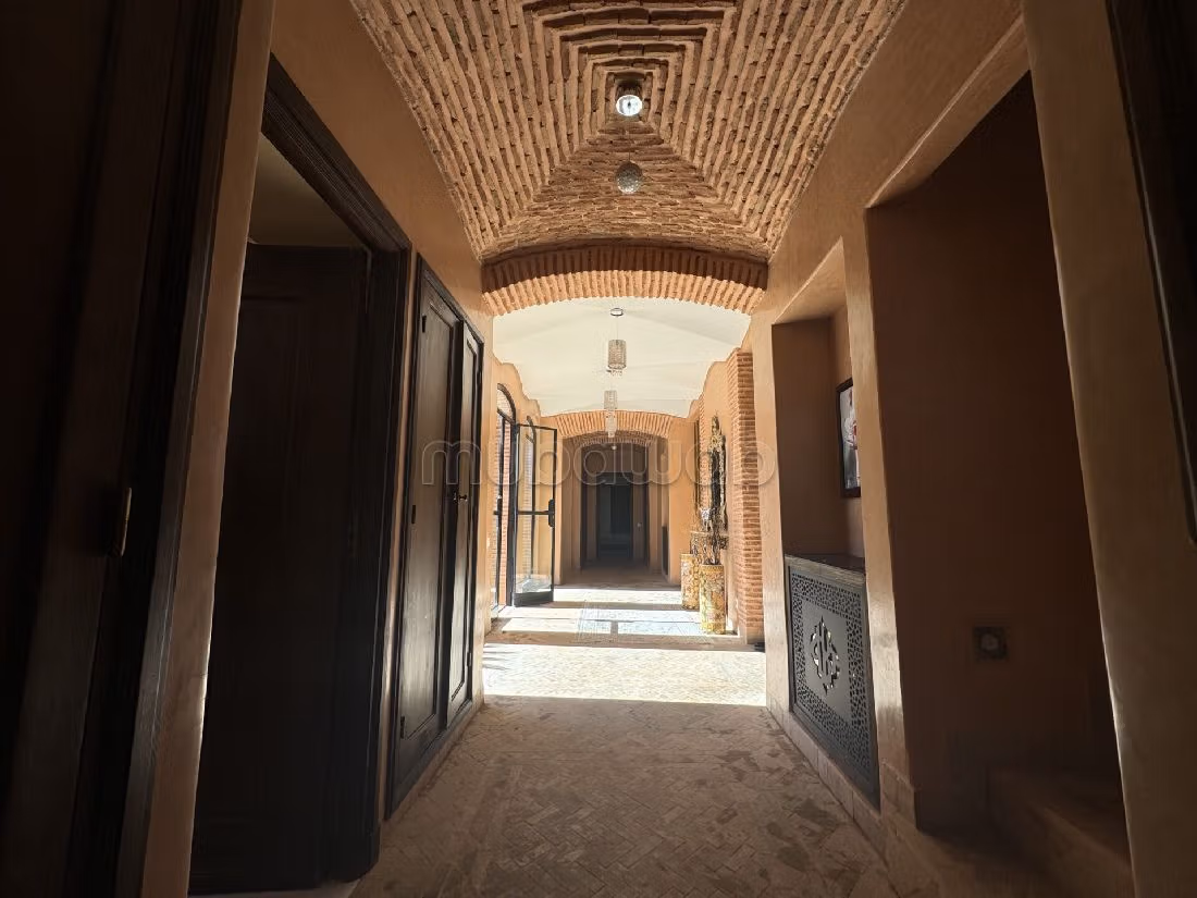 Magnifica villa in vendita a Amelkis. Superficie 450 m². Piscina e camino. 